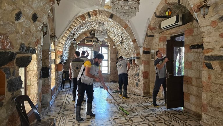 فريق العمل أثناء الصيانة
