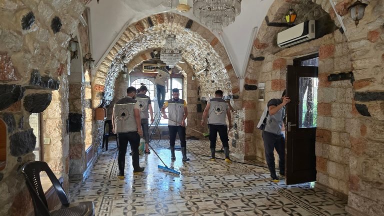 فريق العمل أثناء الصيانة