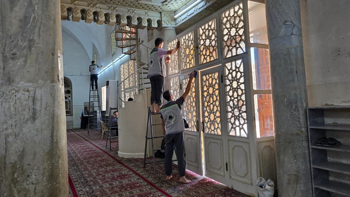عامل الورشة أثناء تنظيف أحد المساجد