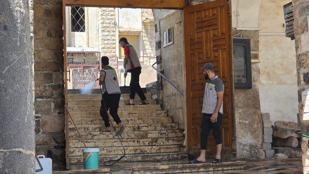 عامل داخل الرواق المسجدي