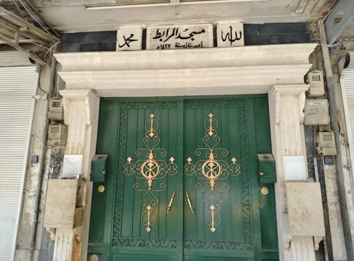 أبواب مسجد مرممة