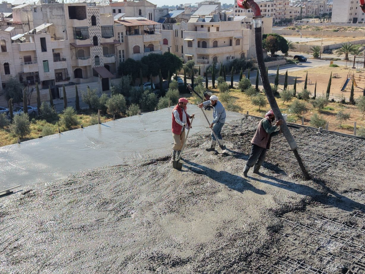 عمال أثناء أعمال البناء