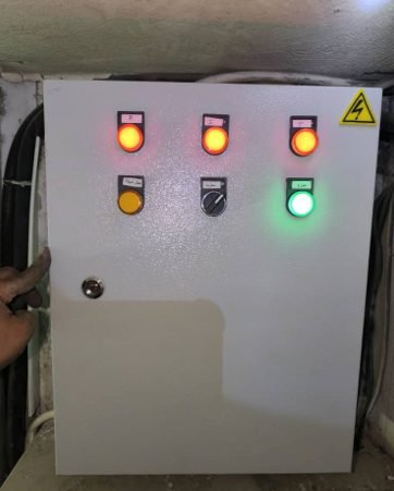 لوحة كهرباء ضمن أعمال الصيانة